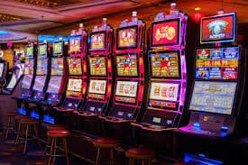 Sports Betting Mobile App ဖြင့် ဘောလုံး လောင်းကစားနေသောမြင်ကွင်း